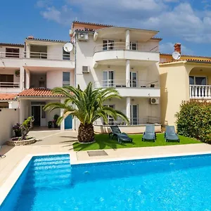 And Alenka Apartamento